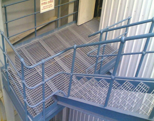 熱浸鋅<a href='http://www.aozonu.cn'>鋼格柵板</a>踏步 熱浸鋅鋼<a href='http://www.aozonu.cn'>格柵板</a>踏步